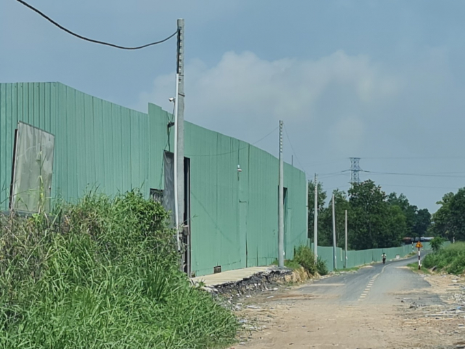 Nhà xưởng tại tờ 8 thửa 9 có diện tích 2.433,9m2 trong đó 2.117,5m2 đất rừng sản xuất, hiện đã quy hoạch đất vui chơi giải trí công cộng và 316,4m2 đất giao thông