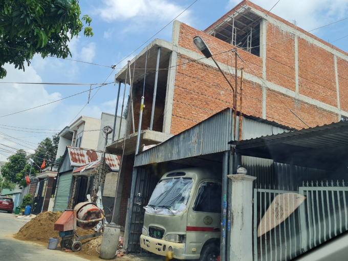 Tờ 102 thửa 103 diện tích 555,8m2 đã quy hoạch đất phát triển hạ tầng, đất giao thông tuy nhiên trên đất cũng đang có công trình xây dựng kiên cố.