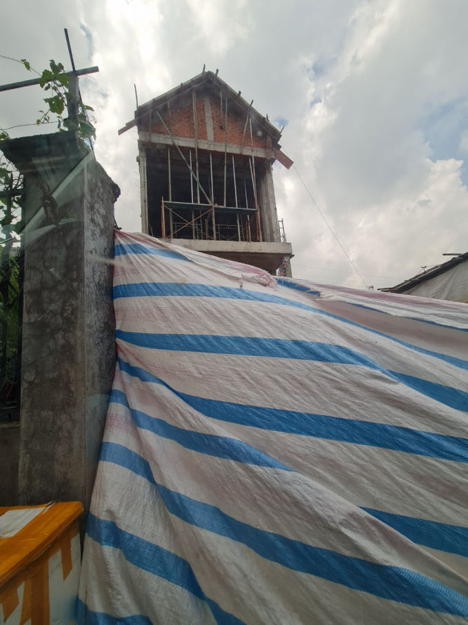 Tại tờ 87 thửa 243 diện tích 129,1m2 phía sau tấp bạt quây tránh bụi và vương vãi vật liệu xây dựng là công trình xây dựng có quy mô hoành tráng đã bước vào giai đoạn hoàn thiện.