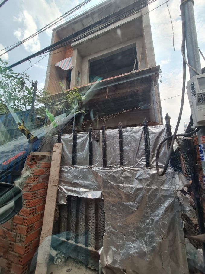 Tờ 104 thửa 242 có diện tích 82,7m2 trên đất xuất hiện ngôi nhà 1 trệt 1 lầu đang dần hoàn thiện.