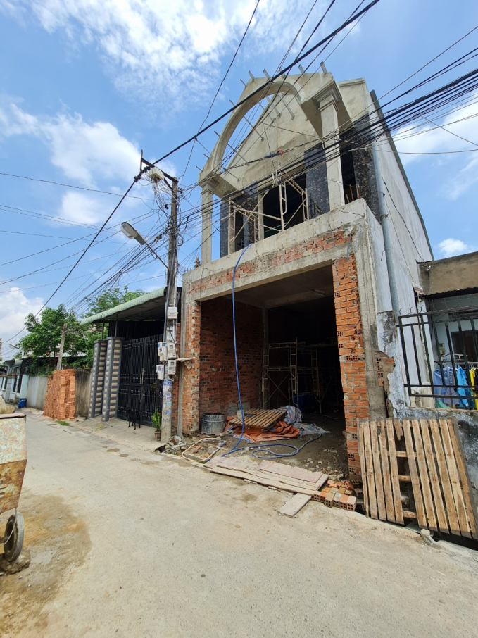 Tờ 113 thửa 69 có diện tích 224,1m2 đất cũng đã quy hoạch đất ở đô thị, đất giao thông tuy nhiên chủ đất đã xây dụng và hoàn thiện công trình với kết cấu 1 trệt 1 lầu, công nhân vẫn tiếp tục hoàn thiện để đưa vào sử dụng
