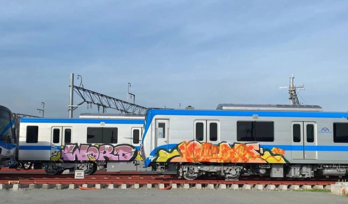 Hai đoàn tàu metro bị xịt sơn ở depot Long Bình (TP Thủ Đức). Ảnh: G.K.