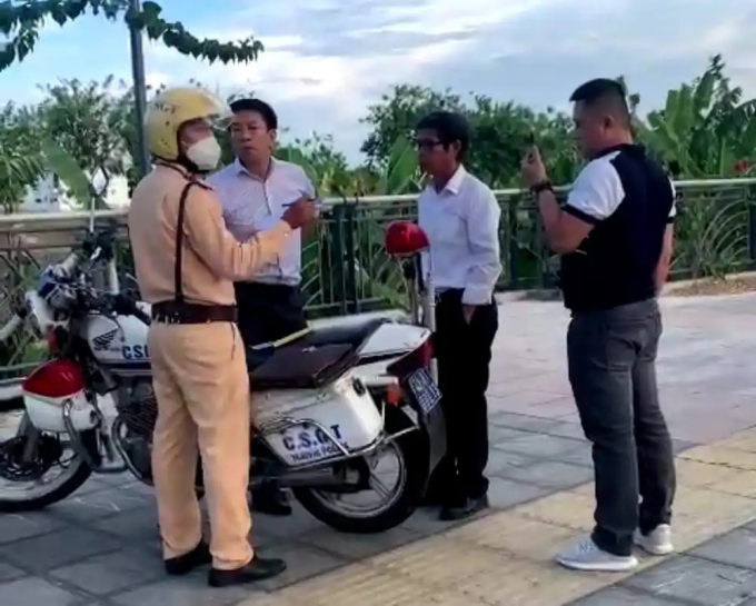 Hai đối tượng cản trở, xúc phạm lực lượng Cảnh sát Giao thông.