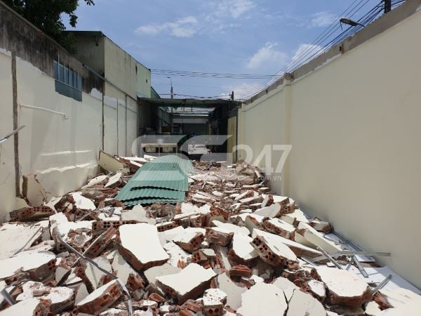 Mái tôn của công trình cũng đã bị tháo dở