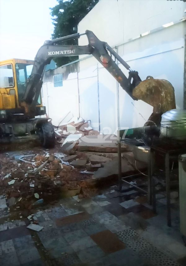 Hình ảnh xe múc đang dở tường tại công trình xây dựng của ông Lợi hồi tháng 5/2021