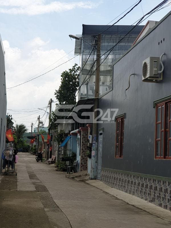 Dãy nhà nằm tại con hẻm song song với hẻm 74 thuộc tổ 17, khu phố 4, phần lớn dãy nhà này nằm trên thửa 373, tờ 18, đất nông nghiệp, thuộc quy hoạch đất cơ sở y tế.