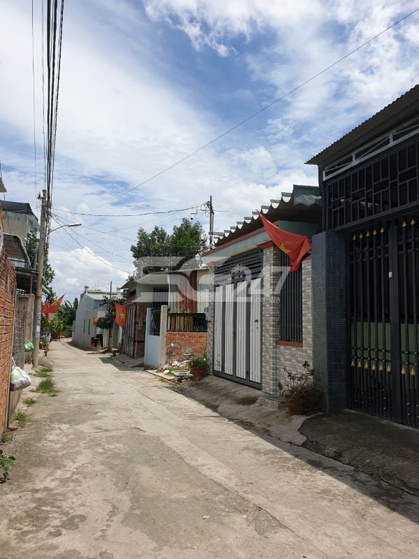 Dãy nhà gần 2 căn nhà thuộc 2 thửa 268, 269 tờ 18 trong quy hoạch đất cơ sở y tế tại Tổ 17, khu phố 4, phường Trảng Dài.