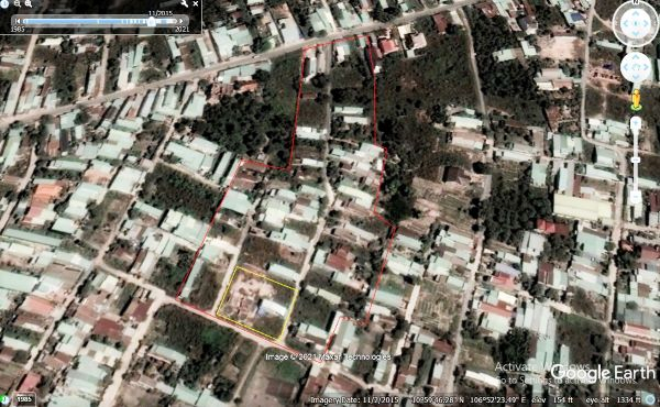 Hình ảnh vệ tinh năm 2015, khu đất thuộc Tổ 17, Khu phố 4, phường Trảng Dài. Ô viền màu vàng là hình ảnh mô phỏng cho thửa đất số 373 tờ 18, đất nông nghiệp. Năm 2015 ghi nhận trên đất có 3 công trình xây dựng