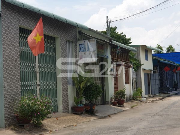 Dãy nhà nằm trên tờ bản đồ 18, thửa 373, đất nông nghiệp. Căn đầu tiên trong hình là nhà của Tổ trưởng Tổ 17.