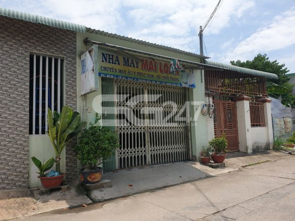 Nhà may Mai Loan, tức là nhà của bà Trần Thị Loan_Tổ trưởng Tổ 17 nằm trên một phần diện tích thửa đất 373 tờ 18, đất nôn nghiệp.