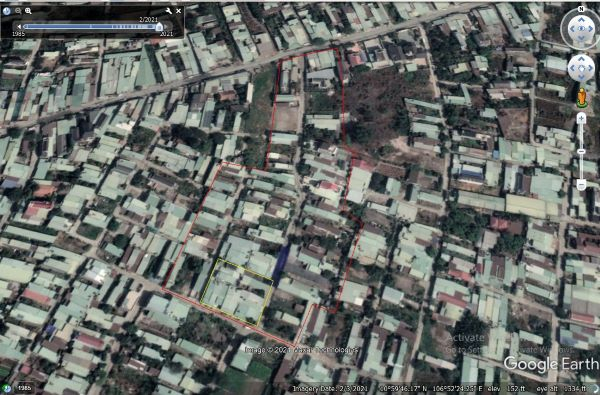 Hình ảnh vệ tinh năm 2021, đất ở khu vực tổ 17 dường như đã bị che phủ bởi những căn nhà mọc san sát nhau. Đặc biệt ô màu vàng (thửa 373, tờ 18) đã bị phủ kín bởi các căn nhà.