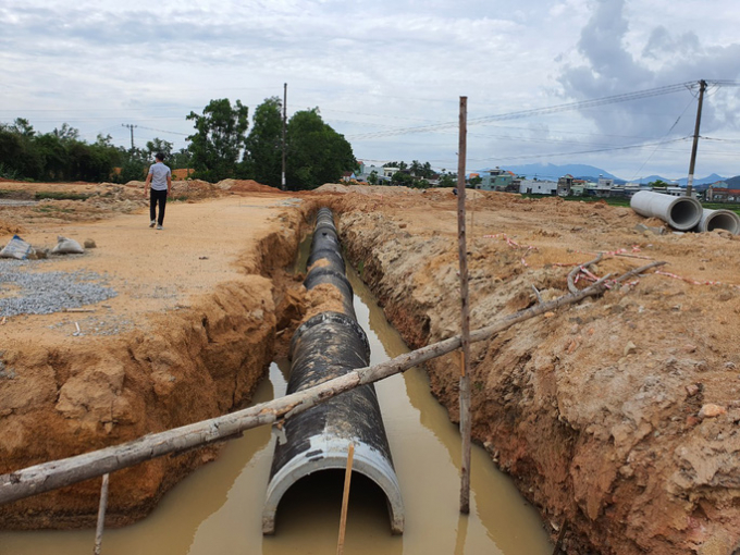Dự án đầu tư xây dựng nhà ở Khu dân cư phố chợ Trường Xuân vừa được tỉnh Quảng Nam gia hạn tiến độ thêm 12 tháng, hiện vẫn còn rất ngổn ngang