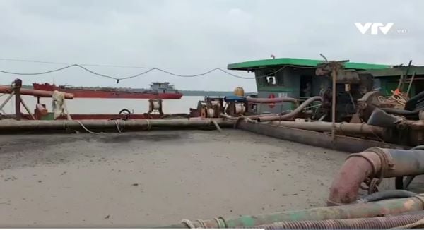 Sà lan (tàu) chứa cát biển đã bị bắt (nguồn ảnh từ vtv.vn)