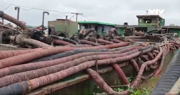 Hệ thống vòi hút được gắn trên mạn tàu (ảnh trích xuất từ clip đăng tải trên vtv.vn)