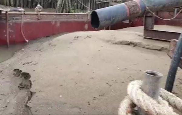 Cát biển đã được bơm hút lên boong (nguồn ảnh từ vtv.vn)