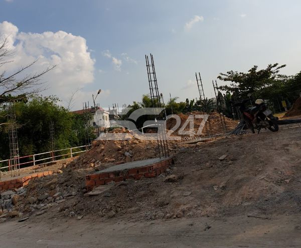 Phần móng của hai căn nhà gồm 9 trụ bê tông nằm trên thửa 584 (70m2) và thửa 585 (70m2), quy hoạch đất khu vui chơi, giải trí công cộng (Sát suối Săn Máu) được ghi nhận vào thời điểm 21-12-2021.