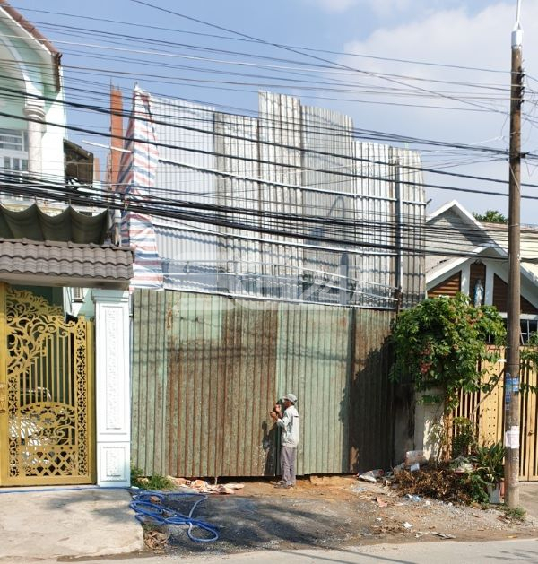 Mặt tiền của thửa đất 691, tờ 20 tọa lạc tại Khu phố 3, phường Trảng Dài, thành phố Biên Hòa được rào tôn che kín để xây dựng công trình bên trong.