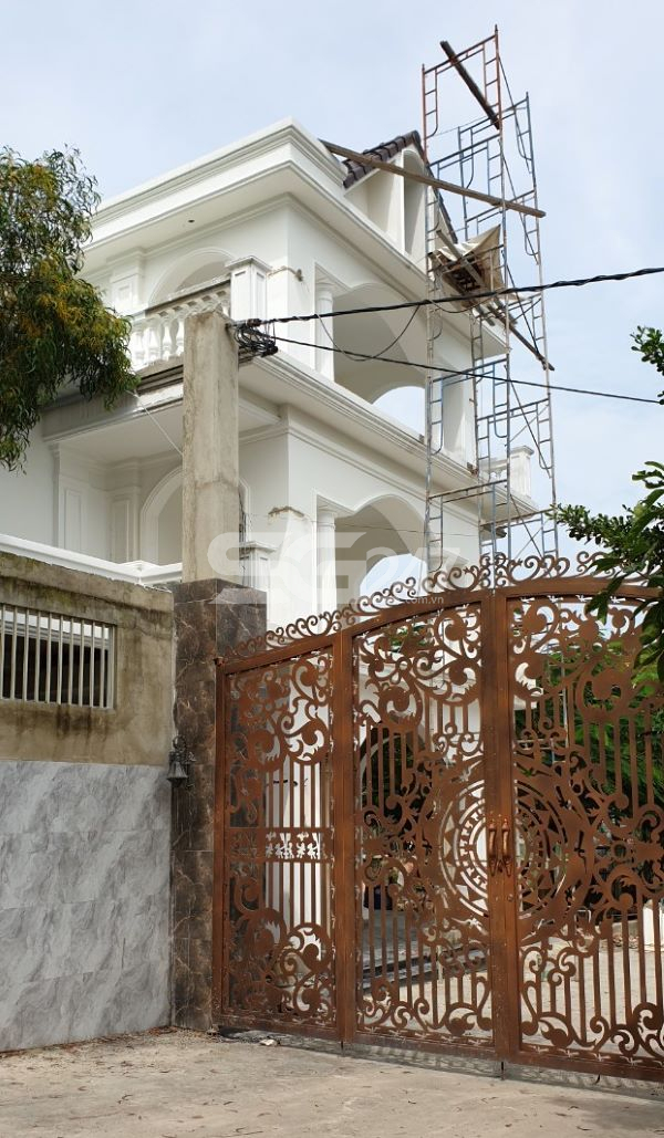 Căn nhà 1 trệt, 2 lầu tại tờ 5 thửa 3 có diện tích 20242.8m2, quy hoạch và mục đích sử dụng đất là đất trồng cây lâu năm, tọa lạc tại Khu phố 4, phường Trảng Dài.