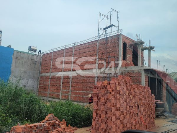 Bên hông của căn nhà tại tờ 15, thửa 368.