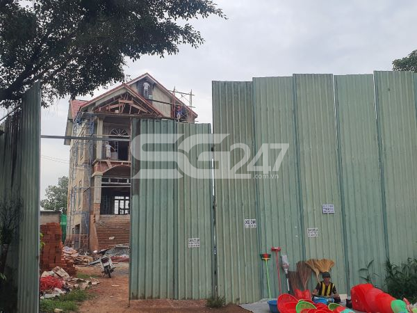 Thời điểm xây dựng 11/2020, ông Tuấn cho làm hàng rào tôn che bên ngoài mặt tiền thửa đất.