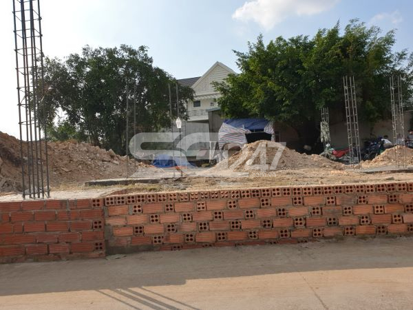 Phần móng của hai căn nhà trên thửa 584 (70m2) và thửa 585 (70m2), quy hoạch đất khu vui chơi, giải trí công cộng (Sát suối Săn Máu) được ghi nhận vào thời điểm 21-12-2021.