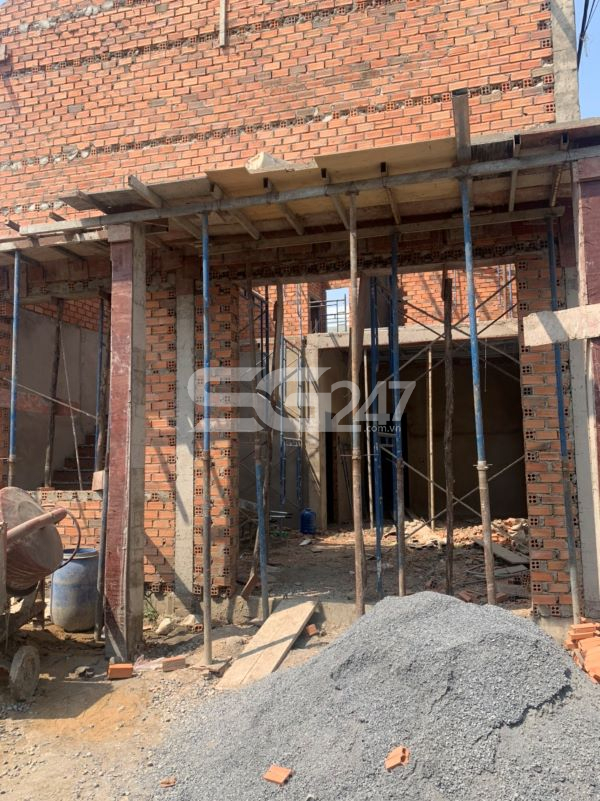 Bên trong căn nhà đang xây dựng phần lầu