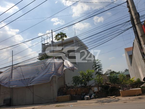 Căn nhà 1 trệt 2 lầu đang được xây dựng nằm trên thửa 233 tờ 13, loại đất trồng cây lâu năm, nằm trong quy hoạch đất trồng cây lâu năm (499,58m2) và đất giao thông (110,23m2) ở Tổ 31, Khu phố 3, phường Trảng Dài.