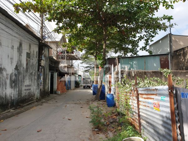 Hẻm 1 Nguyễn Khuyến, tổ 2, KP5, phường Trảng Dài là đường vào thửa đất 127, tờ 49 quy hoạch đất xây dựng cơ sở giáo dục và đào tạo, nơi có 1 căn nhà 1 trệt, 1 lầu (nhà mái Thái) đang được xây dựng.