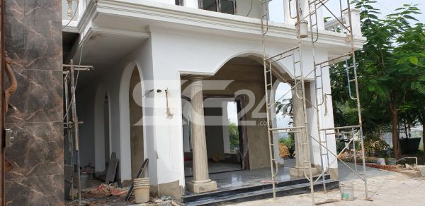 Phần lầu và trệt của căn nhà đang được tô, trét, sơn...