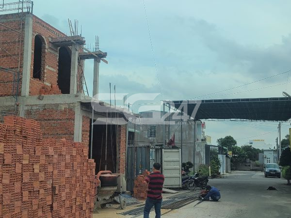 Con đường bê tông phía trước căn nhà tại tờ 15, thửa 368.