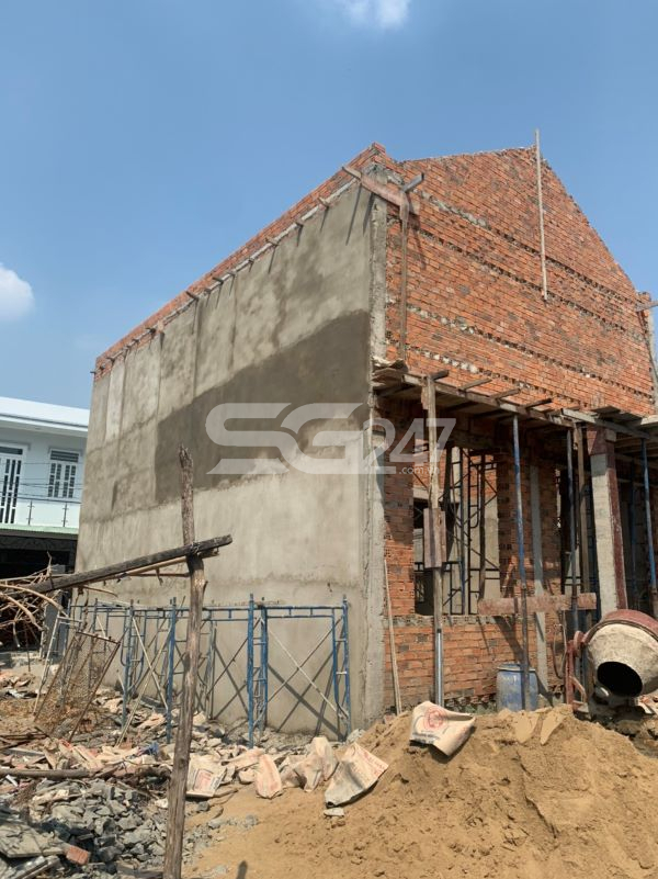Hình ảnh giàn giáo xây dựng, cối trộn hồ phục vụ cho việc xây dựng căn nhà
