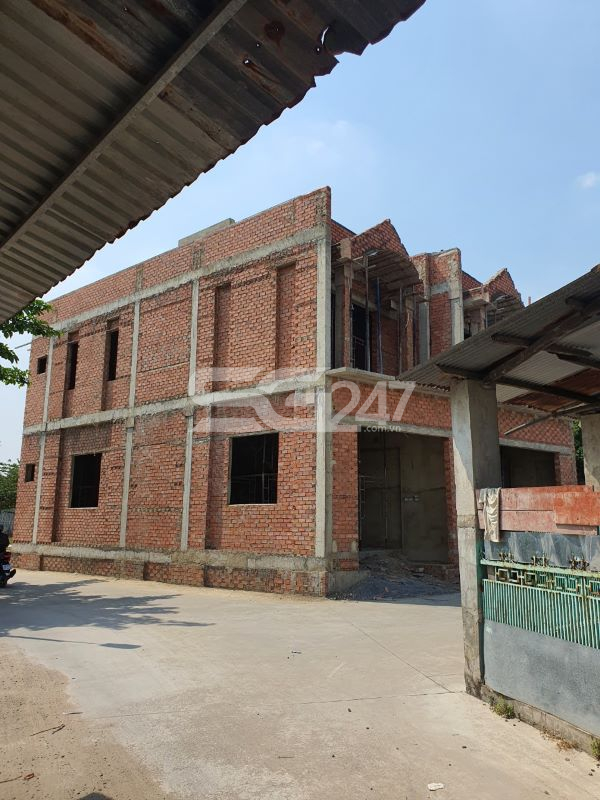 Hai căn nhà trên hai thửa 584 (70m2) và thửa 585 (70m2) tờ 53, quy hoạch đất khu vui chơi, giải trí công cộng (Sát suối Săn Máu) đang được hoàn thiện
