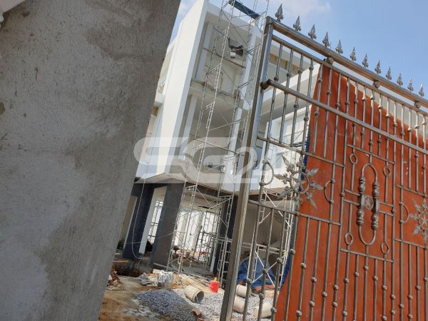 Chiều cao của căn nhà (1 trệt, 2 lầu) nhìn từ phía cổng.