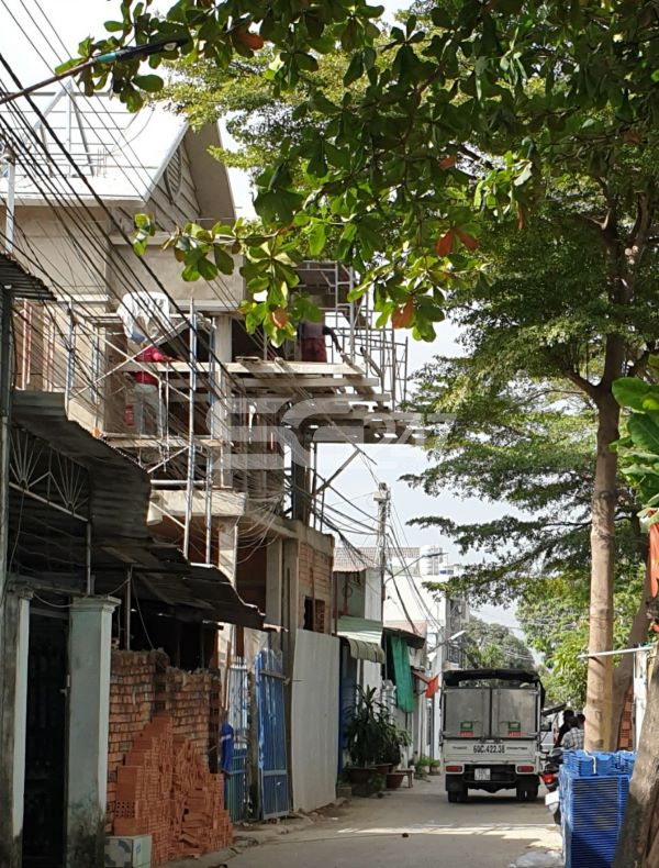 Căn nhà 1 trệt, 1 lầu mái Thái nằm trên tờ 49, thửa 127, diện tích 55m2, quy hoạch đất xây dựng cơ sở giáo dục và đào tạo.