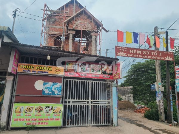 Căn nhà 1 trệt, 1 lầu được xây dựng tại Tổ 7, Khu phố 4B phường Trảng Dài được xây dựng trên thửa 363, tờ 16 (255m2), loại đất rừng sản xuất vào thời điểm tháng 11 năm 2020.
