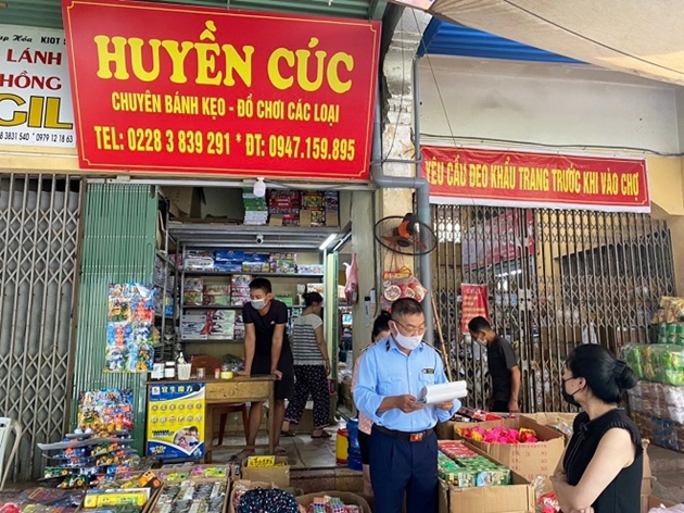 Lực lượng chức năng tiến hành kiểm tra hàng hóa vi phạm