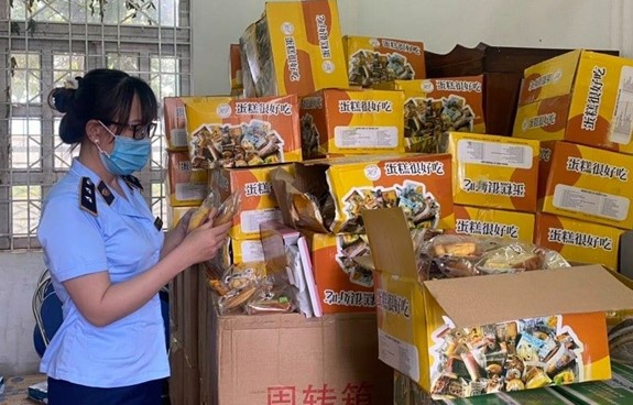 Lực lượng chức năng kiểm tra số bánh trung thu không rõ nguồn gốc. Ảnh: N.K.