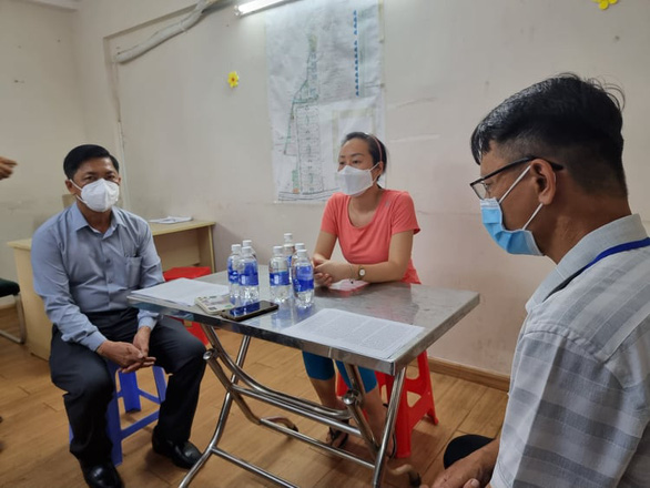 Ông Võ Thanh Quan - bí thư Đảng ủy phường Vĩnh Phú (bìa trái) và bà Lan tại buổi làm việc chiều 29-9 - Ảnh: BÁ SƠN
