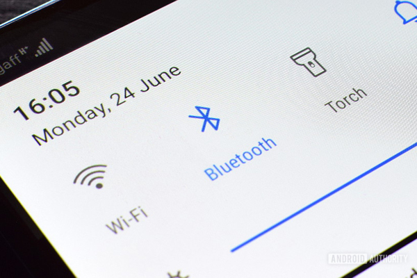Ứng dụng Bluezone từng duy trì tính năng tự động bật Bluetooth nhằm đảm bảo việc truy vết.