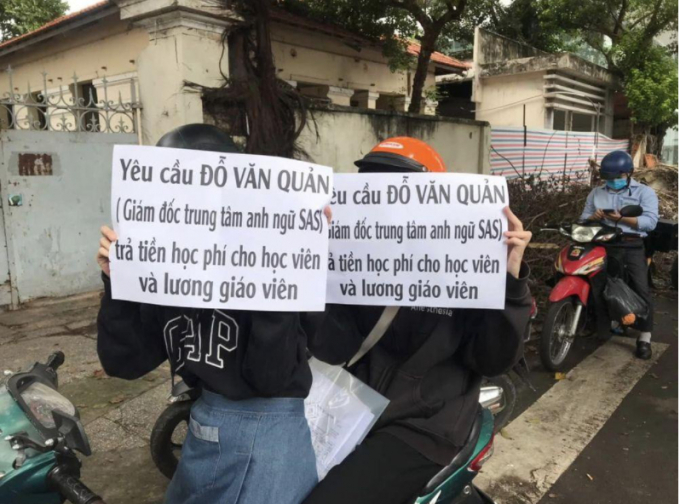Giáo viên và học viên tập trung trụ sở Công an TP.HCM để nộp đơn tố cáo ngày 11.10 HỮU TÀI