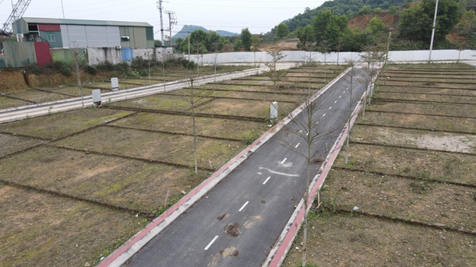 108 lô đất ở Bãi Dài xã Tiến Xuân đang bỏ không sau khi phân lô (Ảnh: Trần Kháng).