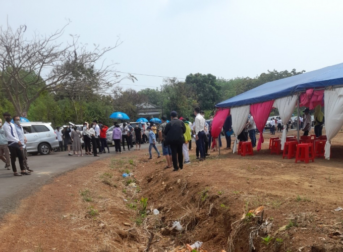 Cảnh Công ty bất động sản dựng rạp rao bán đất ở Bình Phước gây xôn xao dư luân. Ảnh: Q.V