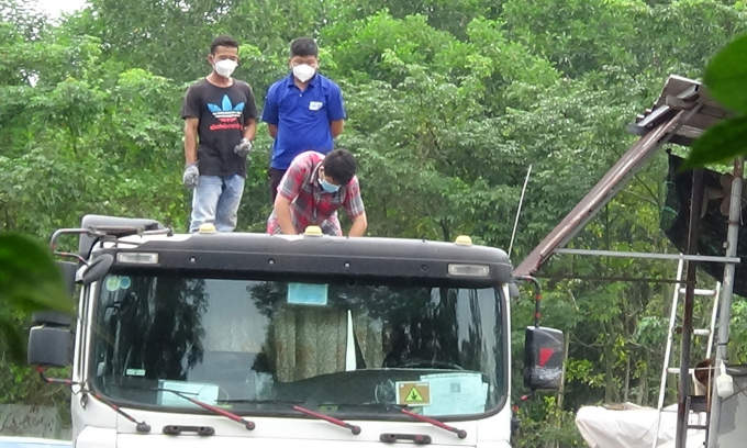 Các “chuyên gia” kiểm tra dầu trong bồn. Ảnh THANH NIÊN