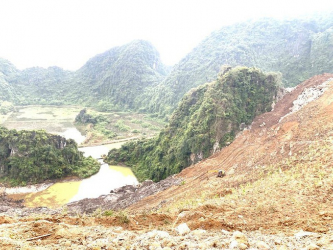 Hàng nghìn m2 rừng phòng hộ bị vùi lấp. (Ảnh: Người lao động).