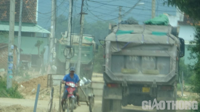 Nối nhau ra tuyến ĐH 28 đang thi công, quá tải cầu cấm tải trên 17 tấn, phá hạ tầng giao thông (ảnh chụp ngày 7/4)