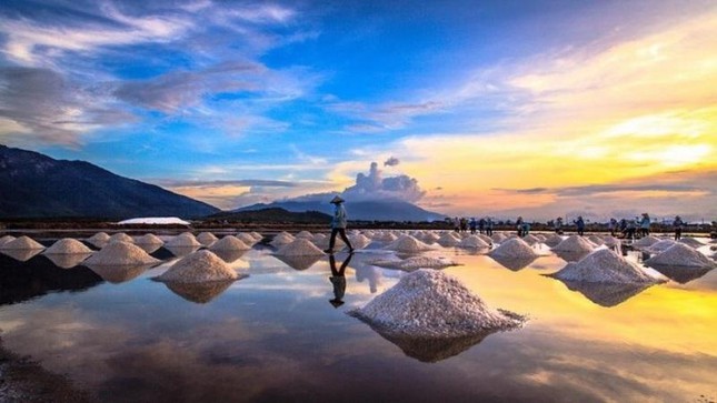 Cánh đồng muối – một điểm check in thú vị của du khách khi tới Ninh Thuận.