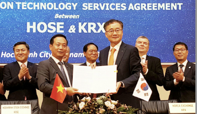 Ông Trần Văn Dũng đại diện HOSE ký với KRX gói thầu tăng lên 40 triệu USD HOSE