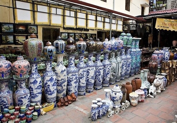 Sản phẩm gốm sứ Bát Tràng tại Trung tâm thương mại chợ Bát Tràng.