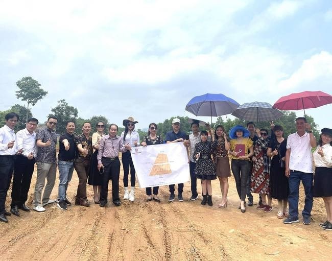 Một trong những lần các phó giám đốc, giám đốc công ty Năng Phát Land đi thực tế các lô đất ở Thị trấn Ba Hàng Đồi, huyện Lạc Thuỷ, Hoà Bình. Ảnh do ông Nguyễn Mạnh Hà khoe với PV (ông Hà ngoài cùng bên trái)