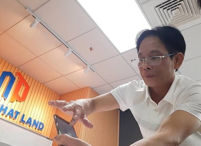 Ông Nguyễn Mạnh Hà - Phó Gián đốc công ty năng Phát Land đang tư vấn cho phóng viên. Ảnh cắt từ video